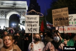 Хора протестират срещу отнемането на правото на аборт