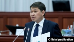 Сапар Исаков в бытность премьер-министром в парламенте. 29 ноября 2017 года.
