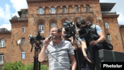 Armenia -- Opposition leader Gegham Manukianaddresses protesters in Yerevan, May 22, 2022