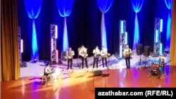 Джаз-бэнд исполняет «Розовую пантеру».