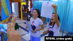 Алматыдагы добушканалардын бириндеги активисттердин акциясы, 5-июнь 2022-жыл. 