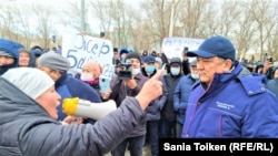 Протестующая против повышения цен жительница Жанаозена высказывает свои недовольства акиму Мангистауской области Нурлану Ногаеву. 3 января 2022 года. 