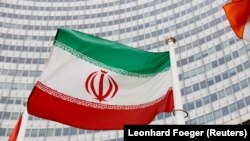 Иранското знаме пред Международната агенция за атомна енергия към ООН (МАГАТЕ) със седалище Виена, Австрия.