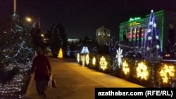 Празднично украшенный Ашхабад. (Фото из архива)
