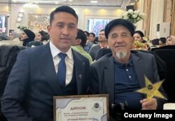 Ислам Ахмедов Ошто юрист болуп иштейт. "Жылдын мыкты юристи" дипломун тапшыруу аземи.