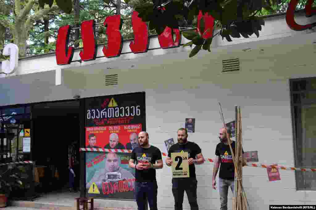 ქალაქის ბულვარში კაფე "სავანის" მეპატრონეებმა საპროტესტო აქცია გამართეს. მათი თქმით, ქუთაისის მერია ტერიტორიას ედავება.