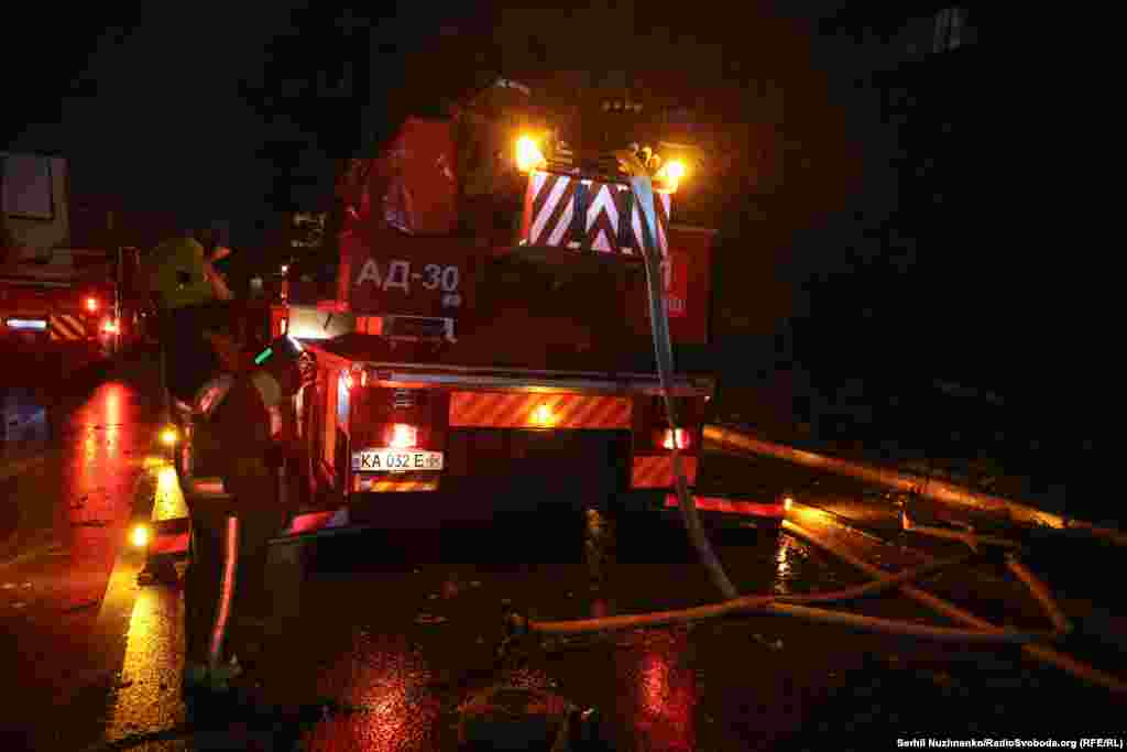 Рятувальна техніка поруч із місцем атаки