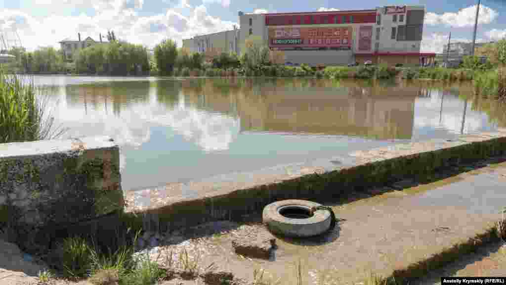 Переповнений дощовими стоками Сергіївський ставок на річці Абдалка (раніше називалася Боурча) біля об'їзної Ялтинської автотраси перед торгово-розважальним центром &laquo;FM&raquo;