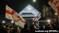 У чаканьні вызваленых палітзьняволеных ля амбасады ЗША ў Вільні. 13 сьнежня 2025