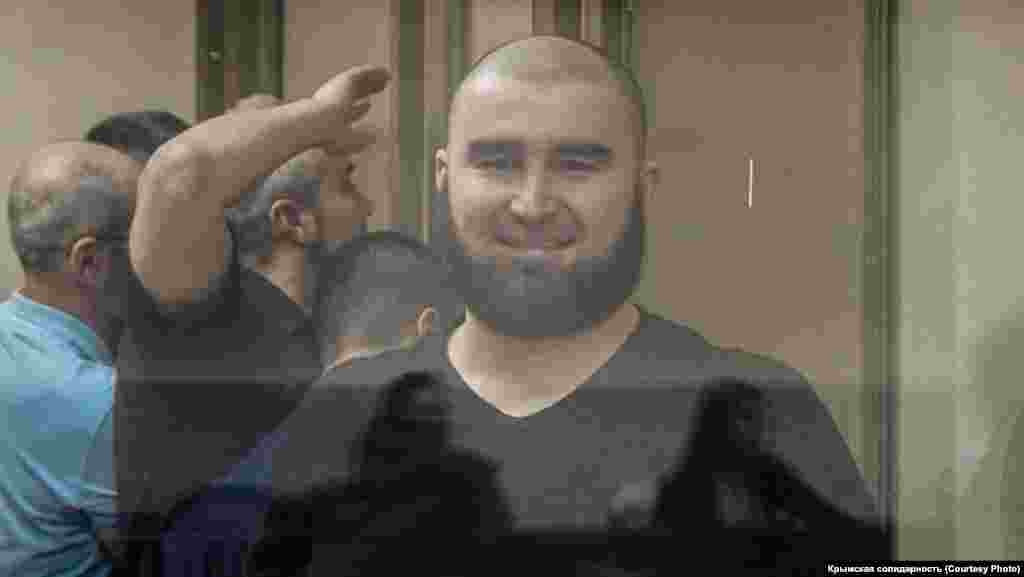 "Qırım musulmanları davası" boyunca Rusiye mahkemesi tarafından 17 yıl apis cezasına mahküm etilgen, uquq qoruyıcılar tarafından ise siyasiy mabüs kibi tanılğan Timur İbragimovğa kolelitiazis diagnozı qoyulğan