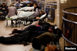 Oamenii s-au adăpostit la metrou pentru a se preoteja de atacuri.