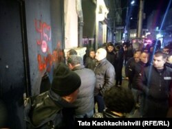 ქუთაისში, „ ნაციონალური მოძრაობის" ოფისთან „ქართული ოცნების“ წევრები იმყოფებიან.