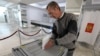 Një person duke votuar në të ashtuquajturat referendume ruse për bashkimin e rajoneve të Ukrainës që kontrollohen nga forcat e saj,  në Sevastopol, Krime. 23 shtator 2022.