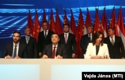 Magyar és kínai állami tisztviselők és cégvezetők aláírják a megállapodást a CATL akkumulátorgyár debreceni telephelyének megépítéséről 2022. szeptember 5-én