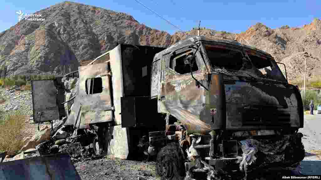 Ак-Сайда күйүп кеткен унаа. Өзгөчө кырдаалдар министрлигинин Куткаруучуларды даярдоо мамлекеттик борборунун башчысы Ырысбек Жолдошбаевдин билдиришинче, түзүлгөн тогуз жумушчу топ кыргыз-тажик чек арасындагы жаңжалдан улам келтирилген чыгымдарды эсептеп жатат.&nbsp;