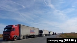 Увеличение транзита грузов через территорию Казахстана привело к значительному росту в секторе транспорта и логистики. На фото: грузовые машины на казахстанко-российской границе