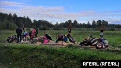 Току що изкопаните гробове на петима мъже, които изглежда са загинали в битките в Украйна. Гробището Петергоф, Санкт Петербург.