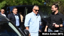 Orbán Viktor érkezik a Polgári Piknikre a kötcsei Dobozy-kúriához 2022. szeptember 10-én. Mellette Havasi Bertalan, a Miniszterelnöki Sajtóiroda vezetője (j)