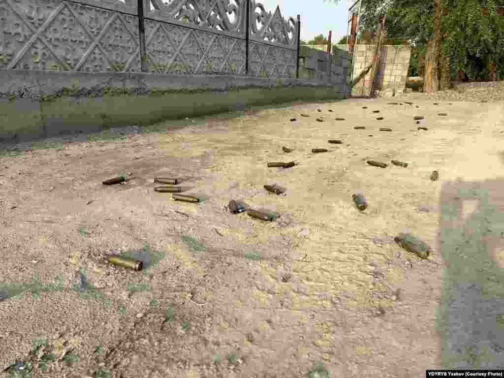 Гильзы от боеприпасов во дворе одного из домов в селе Сай. Баткенская область.&nbsp;