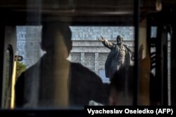 Човек гледа към статуята на Ленин в Бишкек през 2021 г.