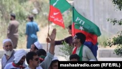 د تحریک انصاف یوشمېر غړي د مظاهرې پر مهال ـ پخوانی انځور.