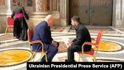 Fotografia lui Trump și Zelenski, din timpul întâlnirii lor în Bazilica Sfântului Petru de la Vatican, pe 26 aprilie, a făcut înconjurul lumii.