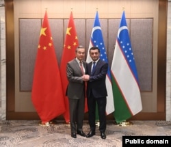 Ван Ї з главою узбецької дипломатії Бахтійором Саїдовим в Ташкенті. 19 листопада 2025 року