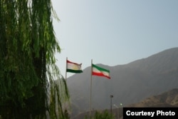 Парчамҳои Тоҷикистон ва Эрон бар фарози Сангтӯда-2