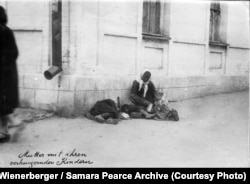 Fotografie făcută de Wienerberger la Harkov în primăvara sau vara anului 1933. Titlul scris de mână este simplu: „Mamă cu copiii ei înfometați”.