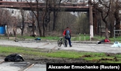 Тіла цивільних людей на вулицях Маріуполя, загиблих під час масштабного вторгнення Росії до України. Маріуполь, 15 квітня 2022 року