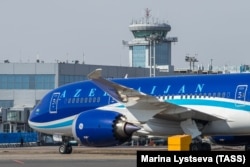 Azerbaycan Airlines компаниясынын учагы. Домодедово аэропорту. 2015-жыл.