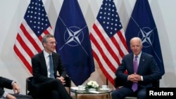 Joe Biden, pe atunci vicepreședinte al Statelor Unite și Secretarul general NATO Jens Stoltenberg (stânga), Muenchen, 2015
