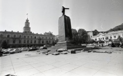 ლენინის ძეგლის ნაშთი თავისუფლების მოედანზე
