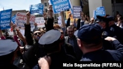 2017 április 21-én Orbán Viktor Grúziába ment hivatalos látogatásra, Tbilisziben is a CEU-ért tüntetőkkel találkozott