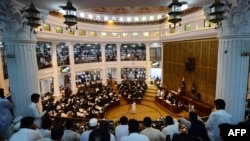 د خيبر پښتونخوا اسمبلۍ غړي د غونډو په عمومي تالار کې ناست دي - انځور له ارشيفه 