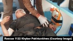 د ژغورونکې ادارې يو کارکوونکی په خيبر کې د هاوان مرمۍ په بريد کې د ژوبل ماشوم درملنه کوي ـ انځور له ارشيفه 