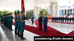 Президенттер Садыр Жапаров жана Касым-Жомарт Токаев ардак кароолдун алдында. 26-май, 2022-жыл.