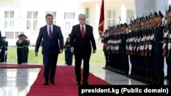Касым-Жомарт Токаев Садыр Жапаров президенттик кызматка киришкенден бери Кыргызстанга расмий сапар менен келген алгачкы чет өлкөлүк мамлекет башчы болуп калды.