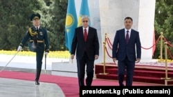 Президент Садыр Жапаров президент Касым-Жомарт Токаевди Ала-Арча мамлекеттик резиденциясында тосуп алган учуру. 26-май, Бишкек.