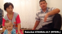 Айгул (слева) и Сагындык (справа) Именовы, родители погибшего пограничника Мейрхана Именова. Атырауская область, поселок Индербор, 8 июля 2012 года.   