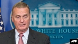 ژنرال جونز در يک سخنرانی در يگ گروه هوادار اسرائيل در واشينگتن اظهار داشت: «اکنون ضروری است که ايران به تعهدات خود عمل کند.»