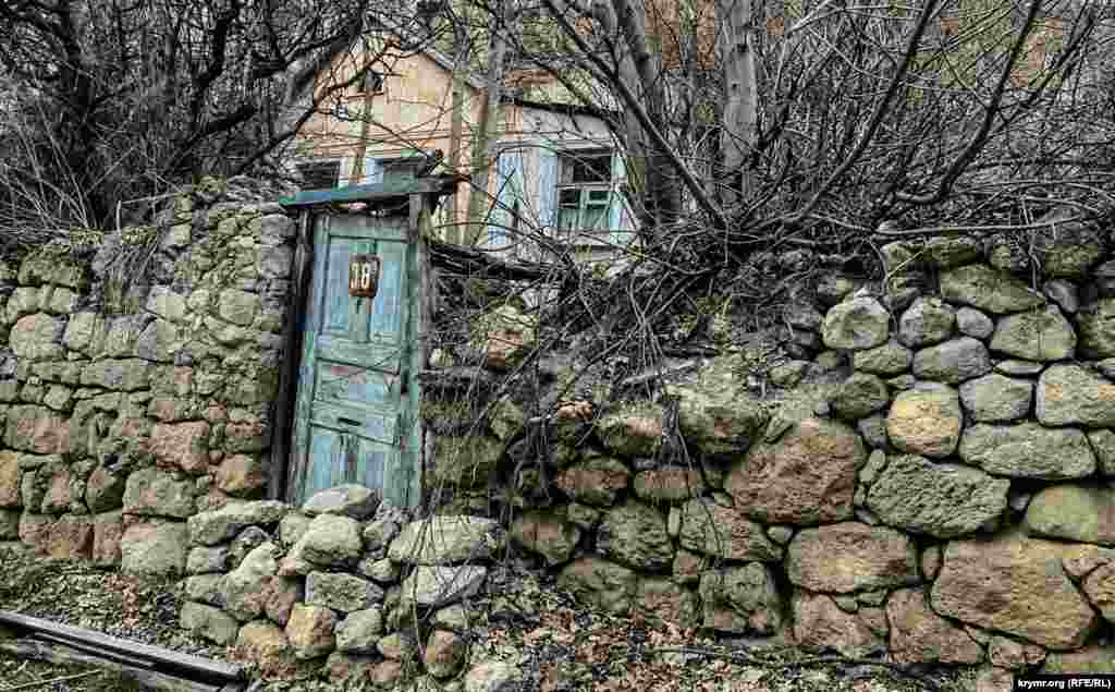 Basenko, 38a adresindeki evde çoqtan kimse yaşamaydır