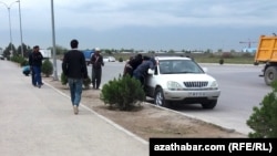 Поденщики на трассе, Ашхабад (архивное фото)  