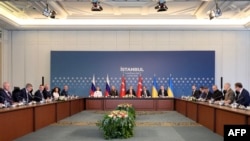 Membrii delegațiilor ucraineană (dreapta), rusă (stânga) și turcă (centru) participă la a doua rundă de negocieri, la Palatul Ciragan din Istanbul, pe 2 iunie 2025.