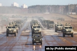 Репетиция парада перед 9 мая на аэродроме Липки под Минском. Видны автомобили "Спартак" и "Линза" с замазанными номерами. Фото SB.BY - Беларусь сегодня, 3 апреля 2025 года