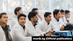 Студенты из Индии, обучающиеся в Кыргызстане.