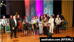 Свтлана Нурбатова (в центре с букетом). Ашхабад, май, 2022