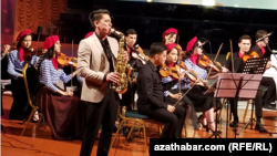 Концерт "Париж, любовь моя!". Какаджан Худайбердиев исполняет на саксафоне «Опавшие листья» ("Fallen leaves"). Ашхабад, 29 мая 2022 