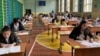 Жалпы республикалык тест (ЖРТ) тапшырып жаткан окуучулар.