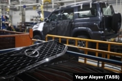 В кузовном цехе Ульяновского автомобильного завода (УАЗ).